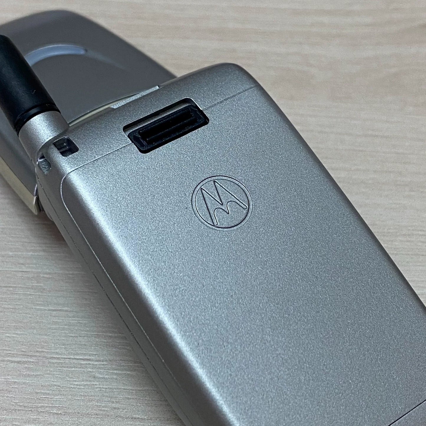 Motorola V8088+ in silver